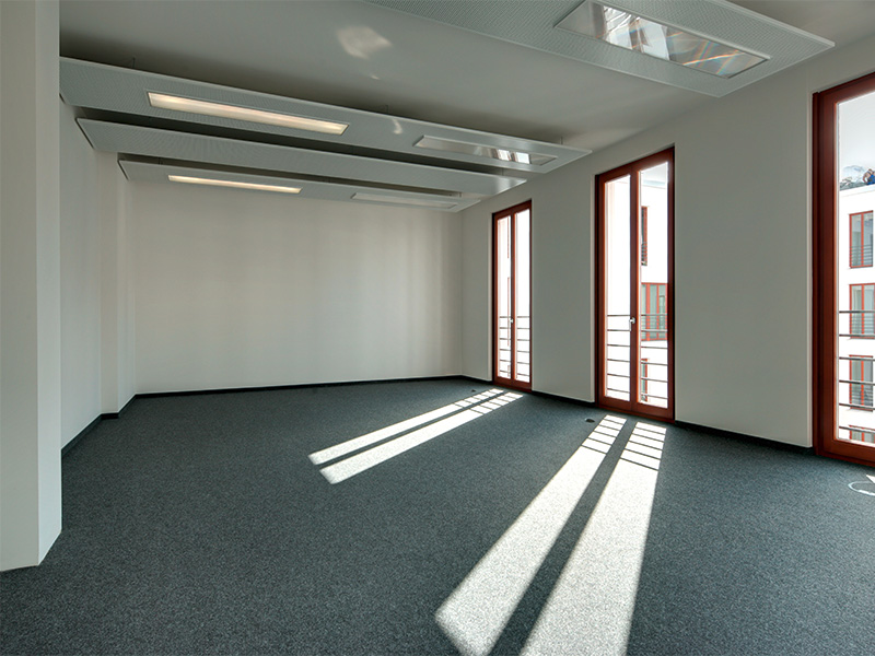 Leerer, lichtdurchfluteter Büroraum in einem modernen Kieler Bürogebäude – Ergebnis einer professionellen Büroauflösung in Kiel.