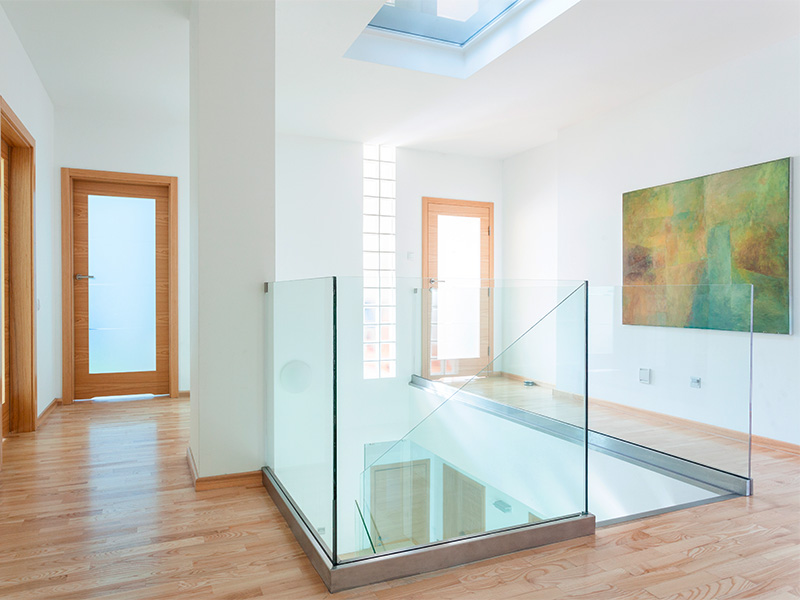 Elegante Treppe mit Glasgeländer, gläserne Türen und minimalistischer moderner Flur – Glaswände in Kiel inspirierend präsentiert. 
