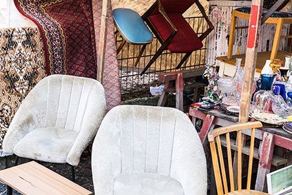 Verschiedene Stühle und Sessel auf einem Flohmarkt.