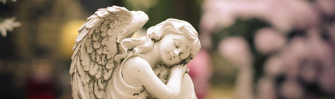 Grabstein mit einer Engelstaue