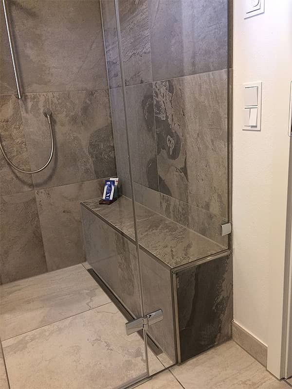 glaserei-danker-neumuenster-foto-moderne-ebenerdige-dusche-mit-integrierter-sitzflaeche