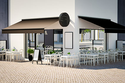 Coffeeshop-Fassade mit Branding-Elementen.