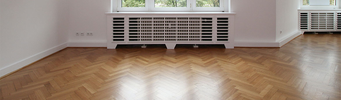 Leere Altbauwohnung mit Parkettboden