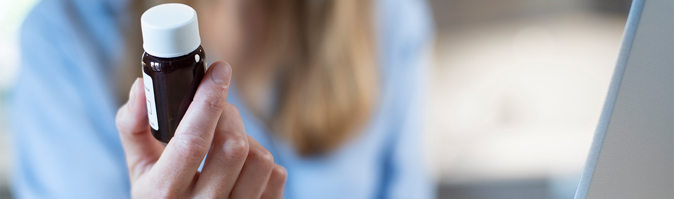 Junge Dame bestellt Medikamente bei einer Onlineapotheke in Kiel