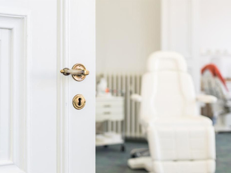 Helle Behandlungsraum Kabine mit Liege und Lichtgerät für photodynamische Therapie in Eutin bei Hautärztin Behrendt.