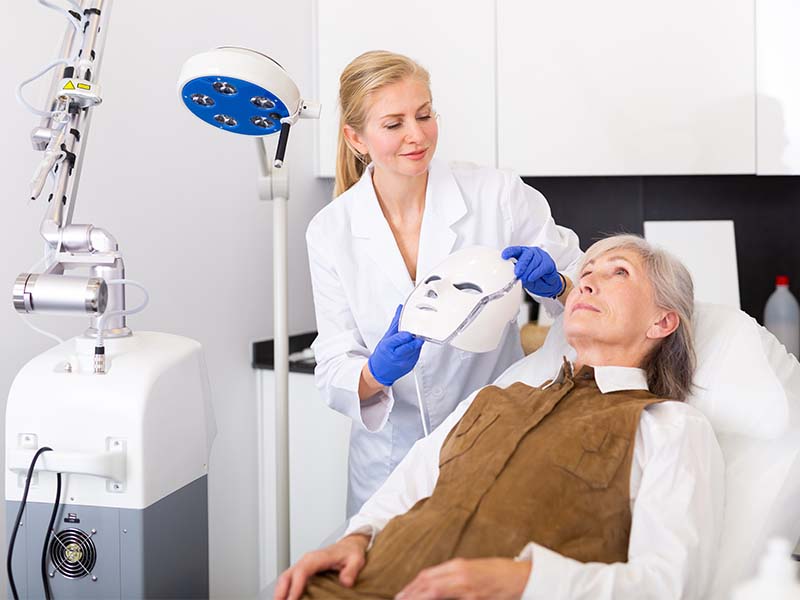 Illustration einer Lichttherapie Lampe über Haut – Photodynamische Therapie in Eutin bei Dermatologin Behrendt.