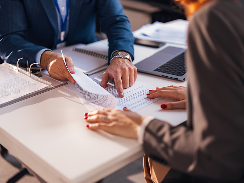 Zwei Personen unterzeichnen Vereinbarung – Beratung durch Verkehrsunfall Anwalt Kiel zur rechtlichen Vertretung nach Unfall.